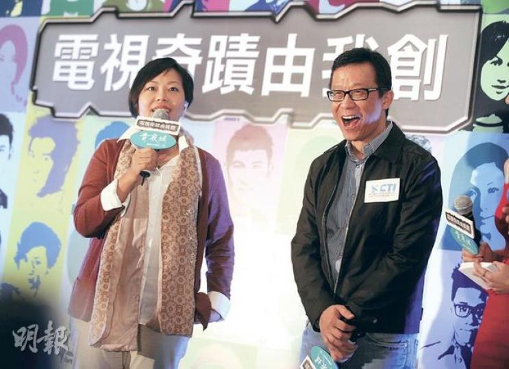 尚未獲批免費電視牌照的城市電訊昨日舉行造勢大會,主席王維基(右)表示,政府倘在未來數周未有積極回應,或會將行動升級。昨日大會就邀請到立法會議員麥美娟(左)為城電造勢。(余俊亮攝) 尚未獲批免費電視牌照的城市電訊昨日舉行造勢大會,主席王維基(右)表示,政府倘在未來數周未有積極回應,或會將行動升級。昨日大會就邀請到立法會議員麥美娟(左)為城電造勢。(余俊亮攝)