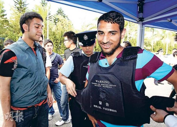 巴基斯坦籍港人馬偉傑(Waqas,右一)希望投考輔警隊,以便多掙一點金錢,並對自己的語文能力有信心,圖為他試穿警察裝備。(李紹昌攝)常於電視劇飾演警員的藝人曾守明,現實中任職輔警10多年,他直言值班時曾有途人以為他拍劇,他要嚴肅解說一番才能令對方明白。(楊德銘攝) 巴基斯坦籍港人馬偉傑(Waqas,右一)希望投考輔警隊,以便多掙一點金錢,並對自己的語文能力有信心,圖為他試穿警察裝備。(李紹昌攝)常於電視劇飾演警員的藝人曾守明,現實中任職輔警10多年,他直言值班時曾有途人以為他拍劇,他要嚴肅解說一番才能令對方明白。(楊德銘攝)