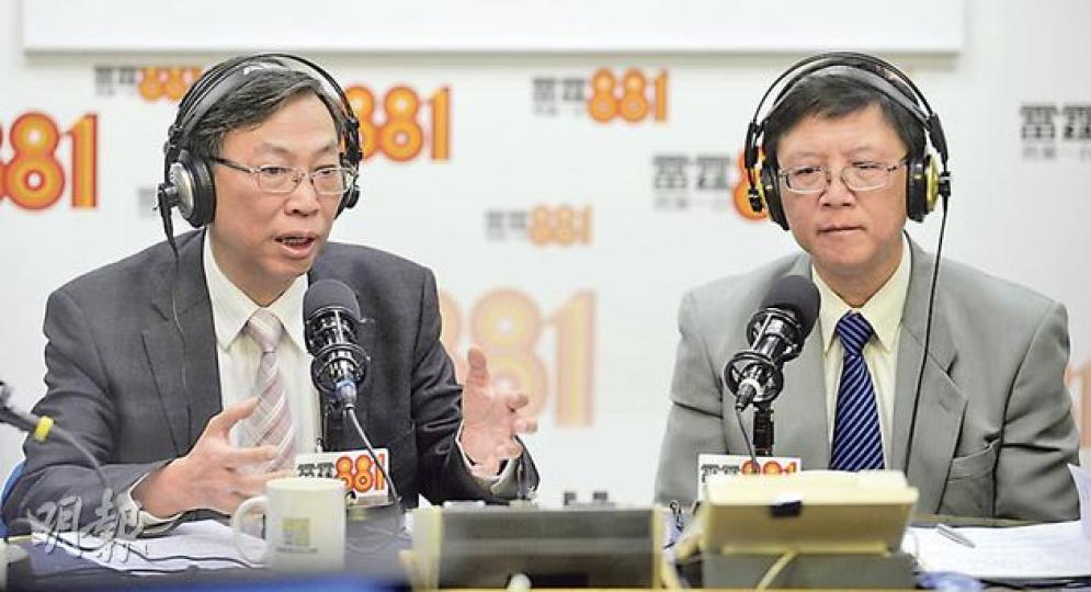 適齡學童人口未來將大幅波動,中學議會及18區中學校長會聯席會議的代表廖亞全校長(左)和郭永強校長表示,人口下跌時,第一組別學生的比例亦跟隨下跌,家長毋須憂慮英中減少每班人數,會降低學生入讀機會。(余俊亮攝) 適齡學童人口未來將大幅波動,中學議會及18區中學校長會聯席會議的代表廖亞全校長(左)和郭永強校長表示,人口下跌時,第一組別學生的比例亦跟隨下跌,家長毋須憂慮英中減少每班人數,會降低學生入讀機會。(余俊亮攝)