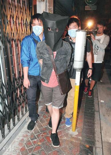 警方於尖沙嘴柯士甸路富好中心一間無牌樓上「私竇」酒吧檢獲約70克毒品,以涉嫌販毒罪拘捕19歲男職員。(蔡方山攝) 警方於尖沙嘴柯士甸路富好中心一間無牌樓上「私竇」酒吧檢獲約70克毒品,以涉嫌販毒罪拘捕19歲男職員。(蔡方山攝)