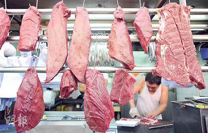 近期牛肉零售價增至每斤100元,業界經營困難。有牛肉批發及零售界代表最近到深圳考察,發現深圳超市牛肉平均60多港元一斤,售價則貴香港三成。圖為一香港牛肉檔。(余俊亮攝) 近期牛肉零售價增至每斤100元,業界經營困難。有牛肉批發及零售界代表最近到深圳考察,發現深圳超市牛肉平均60多港元一斤,售價則貴香港三成。圖為一香港牛肉檔。(余俊亮攝)