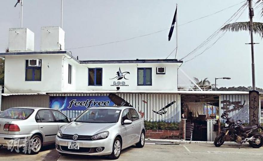 圖為大嶼山長沙下村的「浪高長岸」水上活動中心,白色建築物屬政府以短期租約租出,但「浪高長岸」搭營出租的營地則位處農地,未獲相關部門批准。(明報記者攝) 圖為大嶼山長沙下村的「浪高長岸」水上活動中心,白色建築物屬政府以短期租約租出,但「浪高長岸」搭營出租的營地則位處農地,未獲相關部門批准。(明報記者攝)