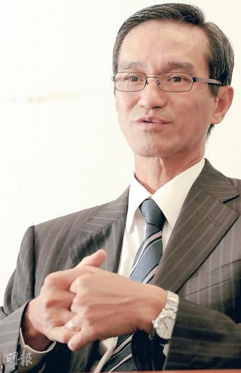 城規會副主席黃遠輝坦言,丁屋需求確有急速增長趨勢,本港土地長遠難以滿足,城規會目前已努力把關,不會亂批在「鄉村式發展土地」以外,要求興建丁屋的申請。(劉焌陶攝) 城規會副主席黃遠輝坦言,丁屋需求確有急速增長趨勢,本港土地長遠難以滿足,城規會目前已努力把關,不會亂批在「鄉村式發展土地」以外,要求興建丁屋的申請。(劉焌陶攝)