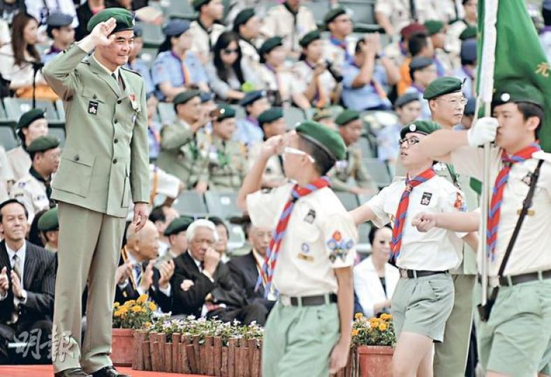 CY噚日以童軍look現身童軍大會操,對於佢呢個罕見造型,有人認為件制服太大,有人覺得唔著外套仲好睇。圖為CY檢閱童軍。(余俊亮攝) CY噚日以童軍look現身童軍大會操,對於佢呢個罕見造型,有人認為件制服太大,有人覺得唔著外套仲好睇。圖為CY檢閱童軍。(余俊亮攝)