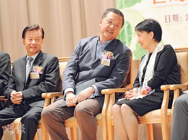 新家園協會噚日舉行助學金頒發禮,行會成員張震遠(中)、教育局常秘謝凌潔貞(右)擔任主禮嘉賓,兩人喺台上好好傾,左為新家園協會會長許榮茂。(盧翊銘攝) 新家園協會噚日舉行助學金頒發禮,行會成員張震遠(中)、教育局常秘謝凌潔貞(右)擔任主禮嘉賓,兩人喺台上好好傾,左為新家園協會會長許榮茂。(盧翊銘攝)