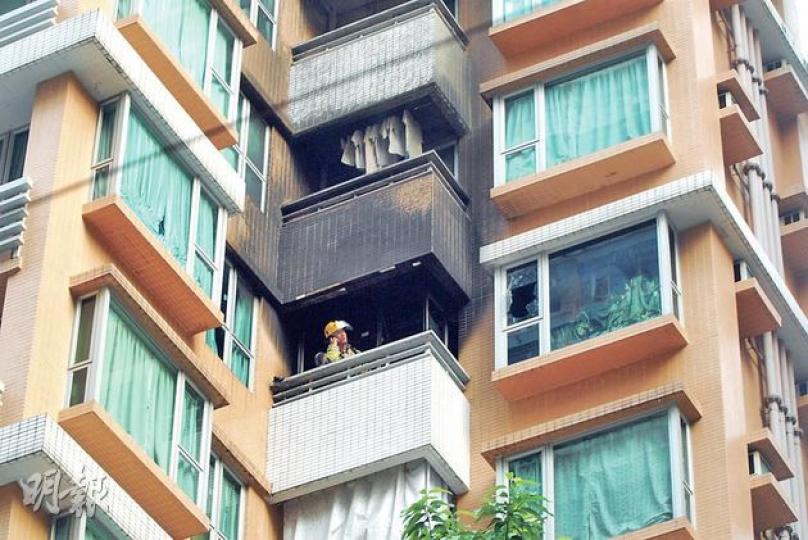 北角春秧街發生火警,起火單位全屋付諸一炬,露台外牆亦嚴重熏黑。(伍浦鋒攝)發生火警單位的男女戶主,獲悉愛犬在火警中死亡,神情哀傷。(伍浦鋒攝) 北角春秧街發生火警,起火單位全屋付諸一炬,露台外牆亦嚴重熏黑。(伍浦鋒攝)發生火警單位的男女戶主,獲悉愛犬在火警中死亡,神情哀傷。(伍浦鋒攝)