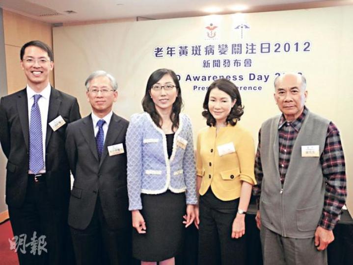 香港眼科醫學院及香港眼科學會合辦老年黃斑病變關注日,希望提高公眾的關注。圖左起為香港大學眼科學系助理教授王逸軒、香港眼科醫學院院長及香港眼科醫院副院長池中齊、香港眼科學會會長袁淑賢、醫管局九龍西聯網眼科部門主管阮燕芬及濕性老年黃斑病變康復者梁伯。(陳翔翎攝) 香港眼科醫學院及香港眼科學會合辦老年黃斑病變關注日,希望提高公眾的關注。圖左起為香港大學眼科學系助理教授王逸軒、香港眼科醫學院院長及香港眼科醫院副院長池中齊、香港眼科學會會長袁淑賢、醫管局九龍西聯網眼科部門主管阮燕芬及濕性老年黃斑病變康復者梁伯。(陳翔翎攝)