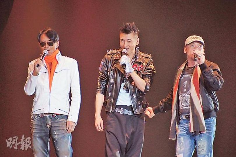 小虎隊「合體」,林利(左起)、胡渭康、蔣慶龍投入演出。(攝影:梁迺楠)阿水(右)不避嫌獻花給同性密友胡渭康。(攝影:梁迺楠) 小虎隊「合體」,林利(左起)、胡渭康、蔣慶龍投入演出。(攝影:梁迺楠)阿水(右)不避嫌獻花給同性密友胡渭康。(攝影:梁迺楠)