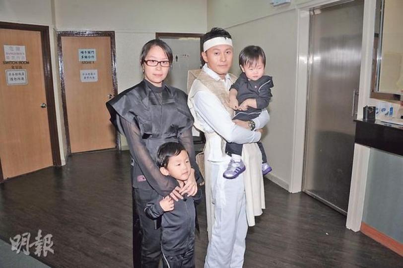 父親昨日設靈,曹永廉偕同太太及一對子女到靈堂打點。(攝影/記者:陳釗)李琳琳與囝囝也到場致祭。(攝影/記者:陳釗) 父親昨日設靈,曹永廉偕同太太及一對子女到靈堂打點。(攝影/記者:陳釗)李琳琳與囝囝也到場致祭。(攝影/記者:陳釗)