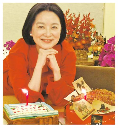 林青霞收到囡囡送的麻將枱蛋糕,開心地跟微博粉絲分享喜悅。(微博圖片) 林青霞收到囡囡送的麻將枱蛋糕,開心地跟微博粉絲分享喜悅。(微博圖片)
