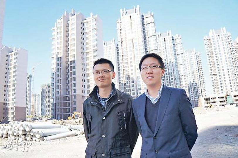 中建築指出,由於所有工程款均要待項目交付後才能收回,保障房BT項目較常規現金工程的回報、風險均更高。圖為中建築助理總經理周志軻(左)和中建築天津公司總經理趙凱。背景為保障房「天津軍糧城」。(杜婧攝) 中建築指出,由於所有工程款均要待項目交付後才能收回,保障房BT項目較常規現金工程的回報、風險均更高。圖為中建築助理總經理周志軻(左)和中建築天津公司總經理趙凱。背景為保障房「天津軍糧城」。(杜婧攝)