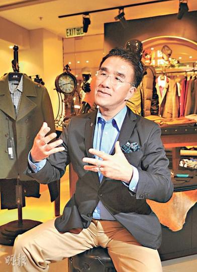 立法會議員兼G2000主席田北辰表示,香港的租務市場「已去到不能再用經濟原理解釋的地步」,主要由於外國品牌紛紛來港開旗艦店,及高價買得商舖的業主提高租金所致。(陳淑安攝) 「AT-20」是G2000旗下新品牌,主要售賣年輕男性服飾。田北辰稱,推出新品牌有助提升店舖的成本效益。(陳淑安攝) 立法會議員兼G2000主席田北辰表示,香港的租務市場「已去到不能再用經濟原理解釋的地步」,主要由於外國品牌紛紛來港開旗艦店,及高價買得商舖的業主提高租金所致。(陳淑安攝) 「AT-20」是G2000旗下新品牌,主要售賣年輕男性服飾。田北辰稱,推出新品牌有助提升店舖的成本效益。(陳淑安攝)