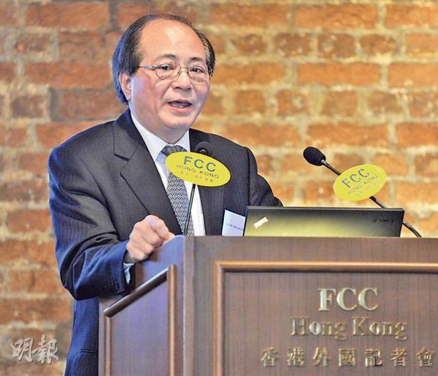 教育局長吳克儉說,中一每班減人頭只是現時收到救校方案的一部分,未來一周會聆聽其餘方案,希望11月底前與持份者達成共識,但學界指昨日仍未獲局方就會面安排接觸。(余俊亮攝) 教育局長吳克儉說,中一每班減人頭只是現時收到救校方案的一部分,未來一周會聆聽其餘方案,希望11月底前與持份者達成共識,但學界指昨日仍未獲局方就會面安排接觸。(余俊亮攝)