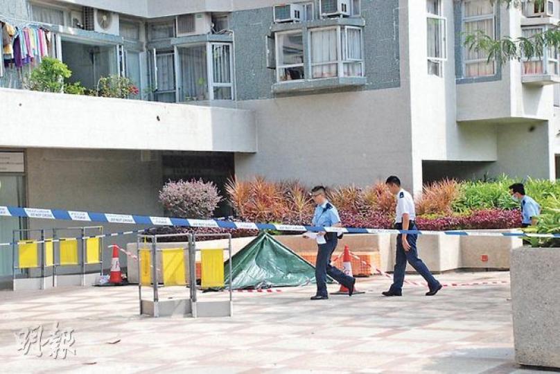 19歲科大學生倒卧處附近有多本武俠小說及漫畫,未知是否男生抱着躍下,圖為警員在場調查。(雲錦鋒攝) 19歲科大學生倒卧處附近有多本武俠小說及漫畫,未知是否男生抱着躍下,圖為警員在場調查。(雲錦鋒攝)