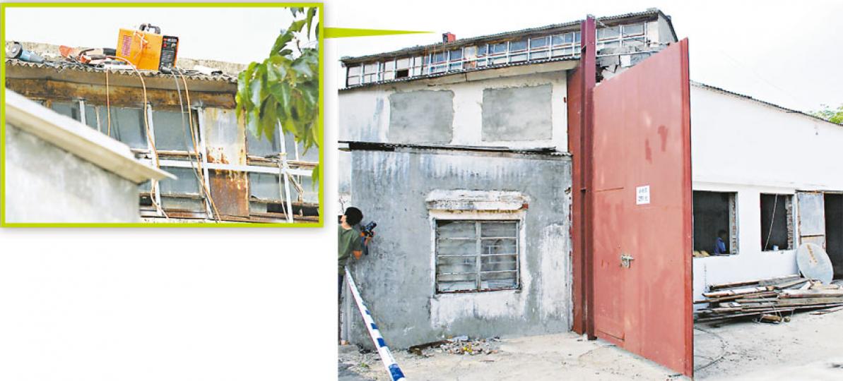 八鄉金錢圍一名燒焊工昨在6米高屋頂(箭嘴示)做防漏修補工作時,生鏽鋅鐵屋頂突然穿洞致工人墮地斃命,警員事後到場調查。小圖可見鋅鐵屋頂嚴重生鏽,事後屋頂遺下死者使用的發電機及燒焊工具。(雲錦鋒攝) 八鄉金錢圍一名燒焊工昨在6米高屋頂(箭嘴示)做防漏修補工作時,生鏽鋅鐵屋頂突然穿洞致工人墮地斃命,警員事後到場調查。小圖可見鋅鐵屋頂嚴重生鏽,事後屋頂遺下死者使用的發電機及燒焊工具。(雲錦鋒攝)