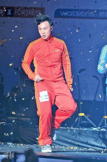 陳奕迅又唱又跳,令全場氣氛高漲。(攝影:孫華中) 關心妍(左)笑言難得跟兒時偶像孫耀威(右)同台合唱,更差點被對方的電眼電暈。(攝影:孫華中) 陳奕迅又唱又跳,令全場氣氛高漲。(攝影:孫華中) 關心妍(左)笑言難得跟兒時偶像孫耀威(右)同台合唱,更差點被對方的電眼電暈。(攝影:孫華中)