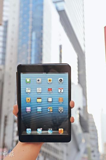 蘋果「違背教義」推出7.9吋的iPad mini,勢要在7吋平板市場搶一席位。($2588/16GB 起)(陳淑安攝) iPad mini的Smart Cover(前)與iPad的Smart Cover(後)比較,除尺寸差異外,功能完全一樣。(陳淑安攝) 備有Smart Cover功能,一打開即可啟動iPad mini。(陳淑安攝) 採用全新的Lightning插口。(陳淑安攝) 進一步強化拍攝功能,備有F2.4光圈鏡頭,確保在不同場合下拍攝,光線一樣充足。(陳淑安攝) iPad mini(上) 蘋果「違背教義」推出7.9吋的iPad mini,勢要在7吋平板市場搶一席位。($2588/16GB 起)(陳淑安攝) iPad mini的Smart Cover(前)與iPad的Smart Cover(後)比較,除尺寸差異外,功能完全一樣。(陳淑安攝) 備有Smart Cover功能,一打開即可啟動iPad mini。(陳淑安攝) 採用全新的Lightning插口。(陳淑安攝) 進一步強化拍攝功能,備有F2.4光圈鏡頭,確保在不同場合下拍攝,光線一樣充足。(陳淑安攝) iPad mini(上)