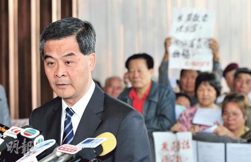 立法會房屋事務委員會日前通過動議,促政府擱置白表免補價購二手居屋計劃,特首梁振英昨強調不想擱置計劃,指解決香港房屋問題要多管齊下。(鄧宗弘攝) 立法會房屋事務委員會日前通過動議,促政府擱置白表免補價購二手居屋計劃,特首梁振英昨強調不想擱置計劃,指解決香港房屋問題要多管齊下。(鄧宗弘攝)