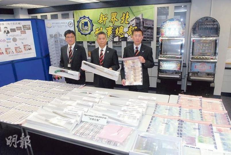 警方日前在元朗及天水圍破獲兩個有黑社會背景犯罪集團,共拘捕29人,揭發他們涉利用遊戲機中心的「老虎機」經營賭博活動,行動中檢獲大批證物及武器。(鍾炳然攝)警方在行動中,將懷疑被黑幫分子利用作賭博工具的「老虎機」搬返警署調查。(鍾炳然攝) 警方日前在元朗及天水圍破獲兩個有黑社會背景犯罪集團,共拘捕29人,揭發他們涉利用遊戲機中心的「老虎機」經營賭博活動,行動中檢獲大批證物及武器。(鍾炳然攝)警方在行動中,將懷疑被黑幫分子利用作賭博工具的「老虎機」搬返警署調查。(鍾炳然攝)