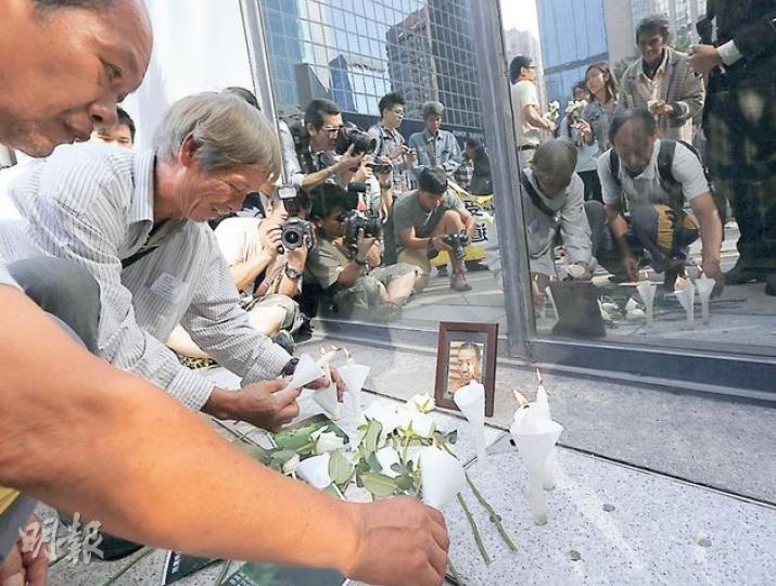 食環署早前清走露宿者家當,小額錢債審裁處昨裁定案中露宿者每人可獲2000元賠償,惟有露宿者追償未果已離世,眾人昨擺下鮮花蠟燭為其中一人陳健明悼念。(李澤彤攝) 食環署早前清走露宿者家當,小額錢債審裁處昨裁定案中露宿者每人可獲2000元賠償,惟有露宿者追償未果已離世,眾人昨擺下鮮花蠟燭為其中一人陳健明悼念。(李澤彤攝)