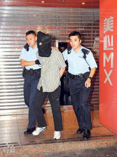 懷疑在西洋菜街連鎖快餐店「上電」的男子,涉嫌盜竊麵包及藏毒被捕,被黑布蒙頭帶署。(蔡方山攝) 懷疑在西洋菜街連鎖快餐店「上電」的男子,涉嫌盜竊麵包及藏毒被捕,被黑布蒙頭帶署。(蔡方山攝)