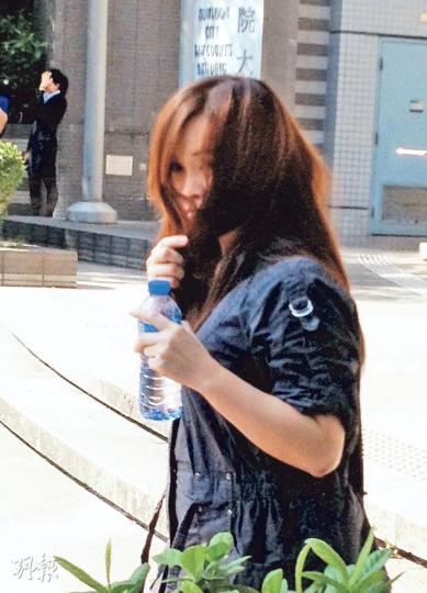 女保安被指訛稱是新鴻基集團主席的孫女,詐騙男網友2萬元,昨於九龍城裁判法院獲准自簽守行為2年。(黃建邦攝) 女保安被指訛稱是新鴻基集團主席的孫女,詐騙男網友2萬元,昨於九龍城裁判法院獲准自簽守行為2年。(黃建邦攝)