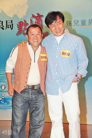 成龍與曾志偉各自致電好友呼籲關懷特殊兒童捐助計劃。(攝影:梁迺楠) 成龍與曾志偉各自致電好友呼籲關懷特殊兒童捐助計劃。(攝影:梁迺楠)