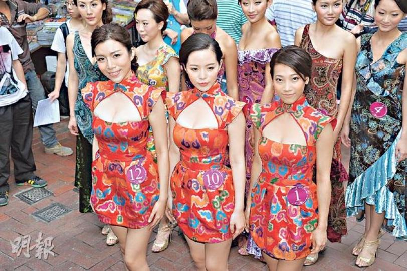 黃一晴(左起)、陳超、趙海恩穿著新式低胸旗袍突圍而出。(攝影/記者:陳釗)齊真晨(左起)、謝嘉慧、陳瑩瑩在網上投票中領先其他佳麗。(攝影/記者:陳釗)一眾佳麗站在宣傳車上任由途人拍照。(攝影/記者:陳釗) 黃一晴(左起)、陳超、趙海恩穿著新式低胸旗袍突圍而出。(攝影/記者:陳釗)齊真晨(左起)、謝嘉慧、陳瑩瑩在網上投票中領先其他佳麗。(攝影/記者:陳釗)一眾佳麗站在宣傳車上任由途人拍照。(攝影/記者:陳釗)
