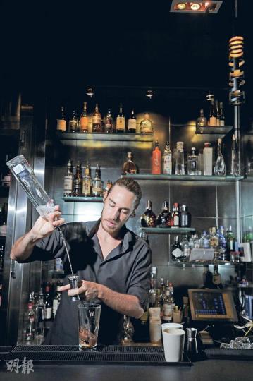 +852法籍老闆Alex(圖)創作雞尾酒點子多多,店中靚仔bar tender又會表演花式調酒,甚至「玩火」(圖2)。(葉思雅攝)(圖2)(葉思雅攝)+852酒吧設露天area,約可容納30人。(葉思雅攝)Sichuan Chocolate martini﹕75%和80%朱古力混成朱古力漿,四川青和紅胡椒打勻,再加入百里香甜酒,可可香和胡椒香辣頗濃烈,有點麻,感覺新奇。($90)(葉思雅攝)Yuzu Sake Mojito﹕泰國rum酒Mekhong混以柚子汁、新鮮薄荷葉、有氣清酒等,清新,且比 +852法籍老闆Alex(圖)創作雞尾酒點子多多,店中靚仔bar tender又會表演花式調酒,甚至「玩火」(圖2)。(葉思雅攝)(圖2)(葉思雅攝)+852酒吧設露天area,約可容納30人。(葉思雅攝)Sichuan Chocolate martini﹕75%和80%朱古力混成朱古力漿,四川青和紅胡椒打勻,再加入百里香甜酒,可可香和胡椒香辣頗濃烈,有點麻,感覺新奇。($90)(葉思雅攝)Yuzu Sake Mojito﹕泰國rum酒Mekhong混以柚子汁、新鮮薄荷葉、有氣清酒等,清新,且比