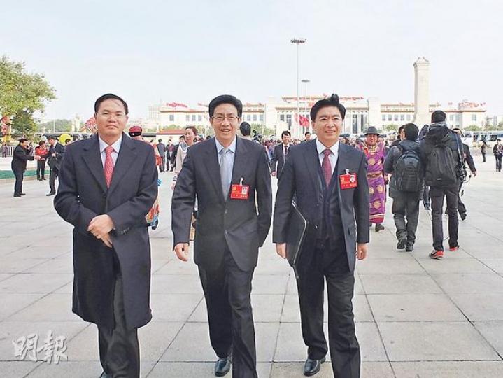 王榮（右）和剛調任省政府秘書長的原汕頭書記李峰（中）等廣東黨代表，拒絕評論省委書記汪洋去向。（許書凎攝）