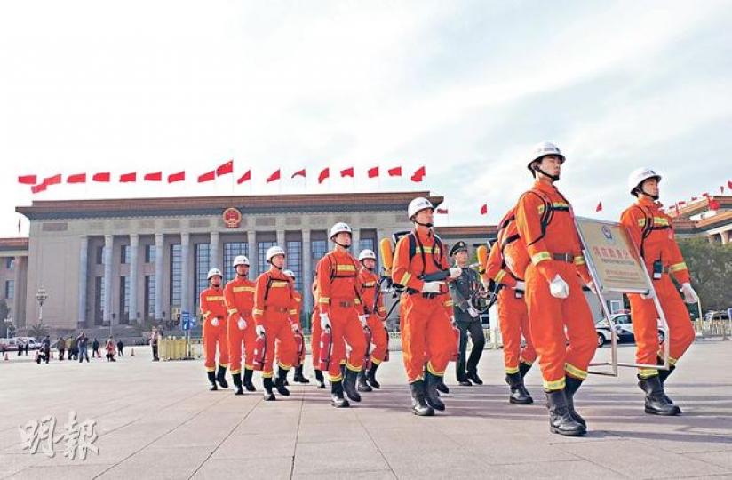 十八大保安嚴密,圖為部署天安門廣場的消防員高度戒備,嚴陣以待。(許書凎攝) 十八大保安嚴密,圖為部署天安門廣場的消防員高度戒備,嚴陣以待。(許書凎攝)