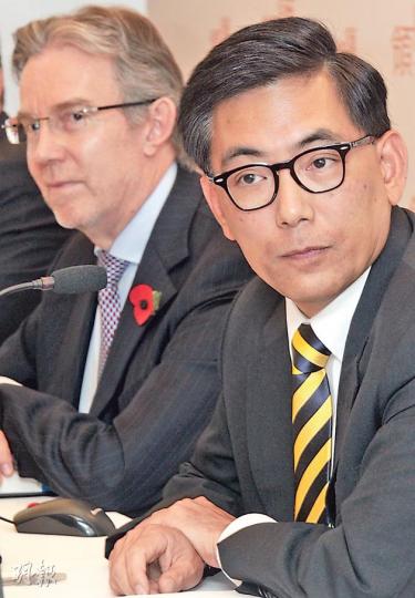 領匯行政總裁王國龍(右)表示,考慮到旗下商戶零售額增長達11%,3年期租約加租25.9%屬租客可負擔範圍。圖左為主席蘇兆明。(郭慶輝攝) 領匯行政總裁王國龍(右)表示,考慮到旗下商戶零售額增長達11%,3年期租約加租25.9%屬租客可負擔範圍。圖左為主席蘇兆明。(郭慶輝攝)