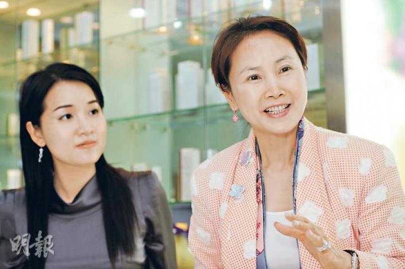 JaneClare董事總經理李慧賢(右)和副董事總經理楊明霞認為,該公司研發多年的護膚品技術不遜外國品牌,而且更加適合中國人的膚質。(葉思雅攝)香港寸金尺土始終是一大掣肘。JaneClare現有的廠房不到1萬呎,其中6200呎為自置物業,連同機器和研發產品,累積投資已接近1億元。(葉思雅攝) JaneClare董事總經理李慧賢(右)和副董事總經理楊明霞認為,該公司研發多年的護膚品技術不遜外國品牌,而且更加適合中國人的膚質。(葉思雅攝)香港寸金尺土始終是一大掣肘。JaneClare現有的廠房不到1萬呎,其中6200呎為自置物業,連同機器和研發產品,累積投資已接近1億元。(葉思雅攝)