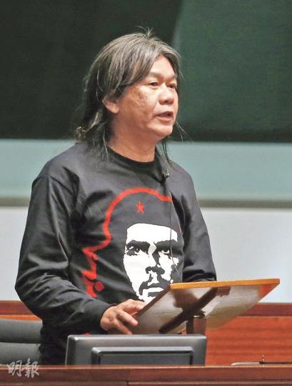 社民連梁國雄表明,將在周五的財委會上提出逾千項動議,誓要迫使政府撤銷長者生活津貼的資產申報,更揚言會一人承擔所有政治責任。(李澤彤攝) 社民連梁國雄表明,將在周五的財委會上提出逾千項動議,誓要迫使政府撤銷長者生活津貼的資產申報,更揚言會一人承擔所有政治責任。(李澤彤攝)