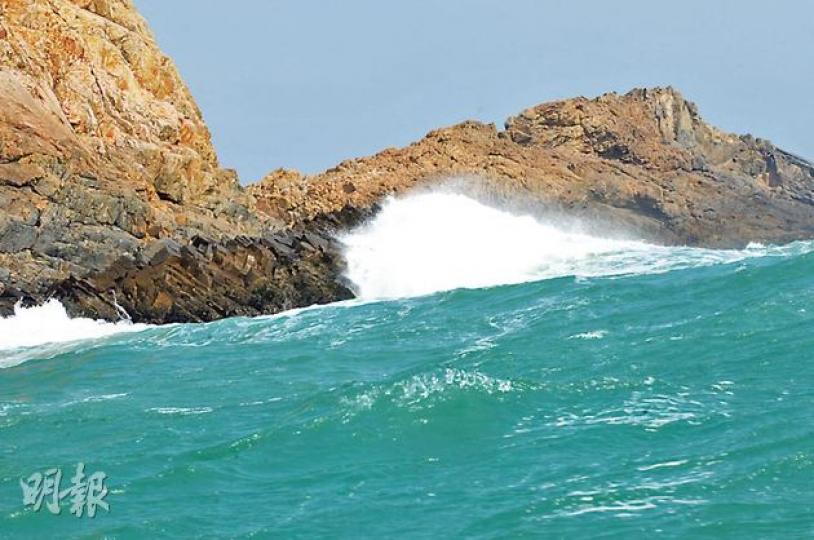 西貢火石洲群島石灘海面昨風高浪急(圖),有水警見有水上電單車擱淺上址以為有人墮海,水警消防一度聯合搜救,半天後才證實是誤會一場。(林智傑攝) 西貢火石洲群島石灘海面昨風高浪急(圖),有水警見有水上電單車擱淺上址以為有人墮海,水警消防一度聯合搜救,半天後才證實是誤會一場。(林智傑攝)