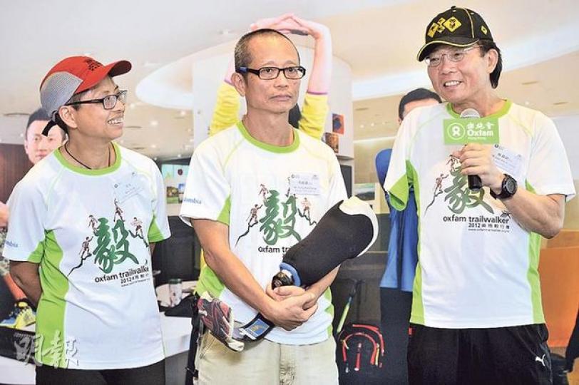 因意外失去右臂的林國樑(右)在馮氏夫婦(左及中)鼓勵下參加今年毅行者。早年因意外失去左小腿的馮錦雄說,有信心他和林國樑組成的隊伍可順利抵達終點,完成100公里路程。馮太則是兩人的「軍師」。(葉家豪攝) 因意外失去右臂的林國樑(右)在馮氏夫婦(左及中)鼓勵下參加今年毅行者。早年因意外失去左小腿的馮錦雄說,有信心他和林國樑組成的隊伍可順利抵達終點,完成100公里路程。馮太則是兩人的「軍師」。(葉家豪攝)
