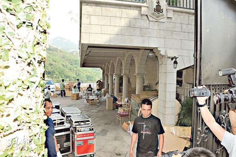 工作人員在霍家大宅搬運音響器材。(攝影﹕黃梓烜、李維隆)霍家大宅內搭起帳篷及擺放座椅,給賓客觀禮。(攝影﹕黃梓烜、李維隆) 工作人員在霍家大宅搬運音響器材。(攝影﹕黃梓烜、李維隆)霍家大宅內搭起帳篷及擺放座椅,給賓客觀禮。(攝影﹕黃梓烜、李維隆)