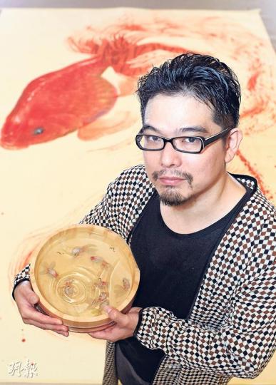 深堀隆介捧着的木盆中的金魚看來栩栩如生,卻其實是他以透明的樹脂畫出來的「立體」金魚。看着他的作品,會被作品那驚人的逼真度,讓人重新思考生命、真實與虛假之間的分別。(張曉冬攝)深堀隆介指金魚身上的白色是最難畫的部分,因為要不斷溝色才能顯示出層次,還要加上魚鱗與光線折射的金光,看起來才自然。(張曉冬攝) 深堀隆介捧着的木盆中的金魚看來栩栩如生,卻其實是他以透明的樹脂畫出來的「立體」金魚。看着他的作品,會被作品那驚人的逼真度,讓人重新思考生命、真實與虛假之間的分別。(張曉冬攝)深堀隆介指金魚身上的白色是最難畫的部分,因為要不斷溝色才能顯示出層次,還要加上魚鱗與光線折射的金光,看起來才自然。(張曉冬攝)