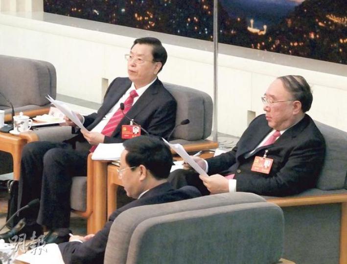 重慶市委書記張德江(左)和重慶市長黃奇帆(右)昨日在小組討論會上。(許書凎攝) 重慶市委書記張德江(左)和重慶市長黃奇帆(右)昨日在小組討論會上。(許書凎攝)