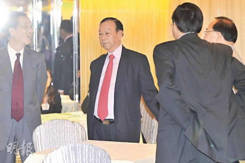 雖然在拍賣首10分鐘,拍賣官多次將開價調低,合共達2000萬元,但仍未能吸引買家出手,鄉議局主席劉皇發(中間紅呔者)即時叫停拍賣,並與一班鄉議局成員「密斟」。(葉家豪攝)雖然手持一號牌之買家三度承價,但由於出價仍未達鄉議局意向價,物業最終被收回。(葉家豪攝) 雖然在拍賣首10分鐘,拍賣官多次將開價調低,合共達2000萬元,但仍未能吸引買家出手,鄉議局主席劉皇發(中間紅呔者)即時叫停拍賣,並與一班鄉議局成員「密斟」。(葉家豪攝)雖然手持一號牌之買家三度承價,但由於出價仍未達鄉議局意向價,物業最終被收回。(葉家豪攝)