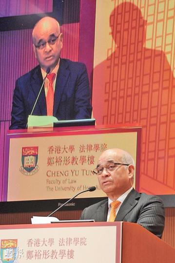 新世界發展主席鄭家純昨出席港大活動後表示,政府向以公司名義購入物業的買家徵收買家印花稅(BSD)或會「殺錯良民」。(劉焌陶攝) 新世界發展主席鄭家純昨出席港大活動後表示,政府向以公司名義購入物業的買家徵收買家印花稅(BSD)或會「殺錯良民」。(劉焌陶攝)