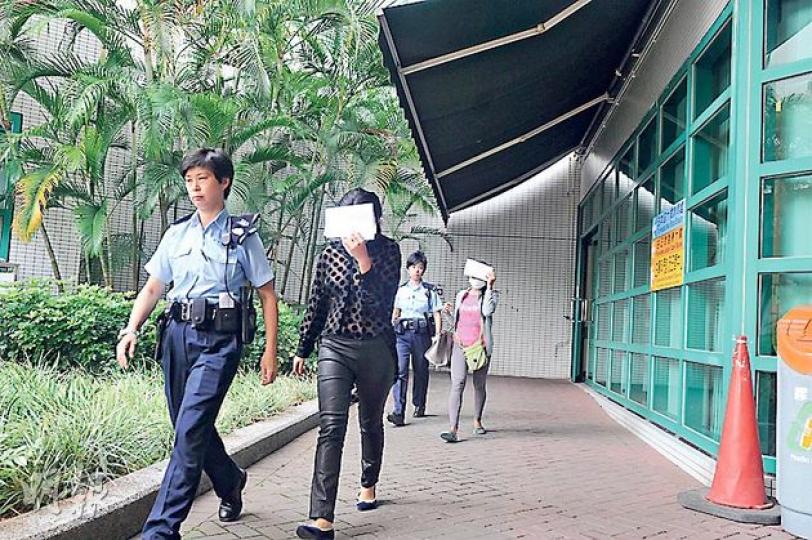 清水灣銀輝別墅女戶主與印傭(後方紅衣者)爭拗,女戶主女兒(黑衣者)欲上前阻止母親,最後釀成3人混戰受傷送院,之後一同被捕。(林智傑攝) 清水灣銀輝別墅女戶主與印傭(後方紅衣者)爭拗,女戶主女兒(黑衣者)欲上前阻止母親,最後釀成3人混戰受傷送院,之後一同被捕。(林智傑攝)