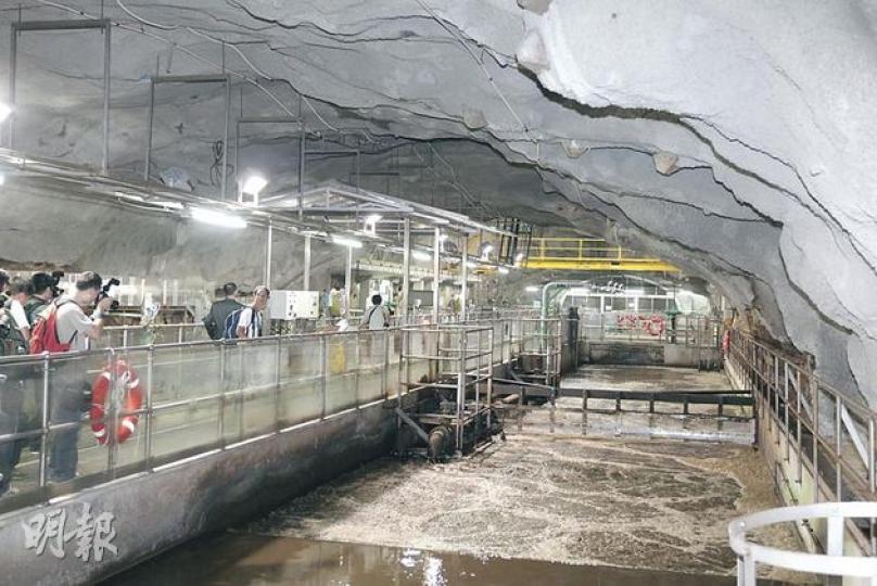 現時全港唯一一座於岩洞內的污水處理廠位於赤柱,1995年啟用,每日最高污水處理量達1.1萬立方米。渠務署表示污水廠運作近20年,一直無收到鄰近民居、學校的投訴。(郭慶輝攝) 現時全港唯一一座於岩洞內的污水處理廠位於赤柱,1995年啟用,每日最高污水處理量達1.1萬立方米。渠務署表示污水廠運作近20年,一直無收到鄰近民居、學校的投訴。(郭慶輝攝)