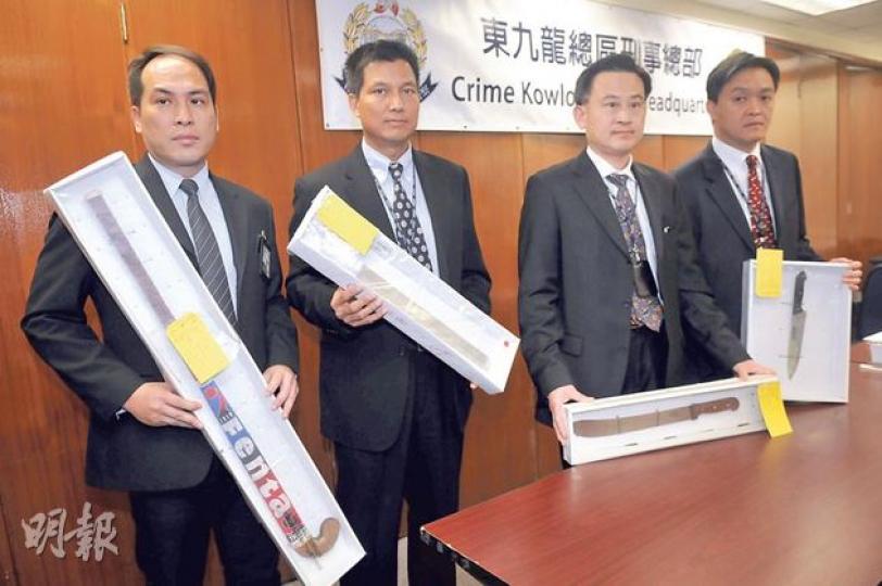 警方東九龍總區打擊三大黑幫拘捕58人,包括15名學生,行動中並檢獲多把利刀、開山刀及曲棍球棍。(林智傑攝)警方指黑社會哄騙青少年加入後,即利用他們做「爛頭卒」去打架、淋紅油、賣私煙甚至運毒,圖為反黑幫行動中檢獲的私煙和曲棍球棍。(林智傑攝) 警方東九龍總區打擊三大黑幫拘捕58人,包括15名學生,行動中並檢獲多把利刀、開山刀及曲棍球棍。(林智傑攝)警方指黑社會哄騙青少年加入後,即利用他們做「爛頭卒」去打架、淋紅油、賣私煙甚至運毒,圖為反黑幫行動中檢獲的私煙和曲棍球棍。(林智傑攝)