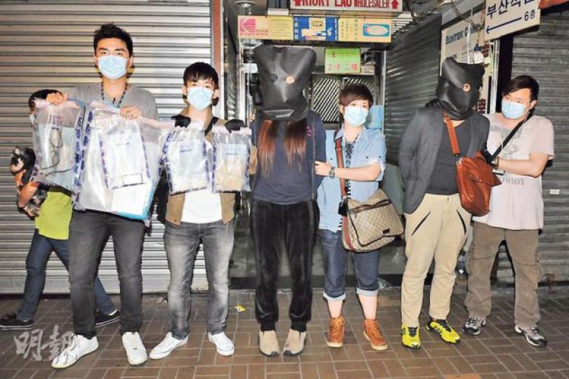 警方在漢口道拘捕涉嫌販毒的無業同居男女(黑布蒙頭者),並檢獲總值18萬元毒品及包裝工具。(蔡方山攝)涉藏毒及販毒的無業男女被捕後,兩人所養的史納莎犬(圖)頓失所依,由警員抱上警車與主人齊「帶署調查」,後來由被捕者的家人接走。(蔡方山攝) 警方在漢口道拘捕涉嫌販毒的無業同居男女(黑布蒙頭者),並檢獲總值18萬元毒品及包裝工具。(蔡方山攝)涉藏毒及販毒的無業男女被捕後,兩人所養的史納莎犬(圖)頓失所依,由警員抱上警車與主人齊「帶署調查」,後來由被捕者的家人接走。(蔡方山攝)