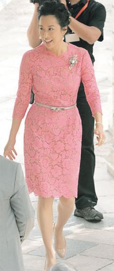 新任奶奶朱玲玲自跟霍震霆離婚後,首度公開重踏霍家大宅,見證大仔霍啓剛娶老婆的重要時刻。朱玲玲穿上粉紅通花喱士連身裙,戴上珍珠耳環及胸針明豔照人,珍珠首飾跟媳婦晶晶成婆媳裝。(攝影:鍾偉茵)榮升新老爺的霍震霆(後)心情興奮不已,跟胞姊霍麗萍(前排左一)滿場飛招呼賓客。(攝影:鍾偉茵)擔任伴郎的二公子霍啓山(左)與弟弟啓人(右)拖實嫲嫲呂燕妮,十分孝順。(攝影:鍾偉茵)朱玲玲胞姊朱珊珊出席婚宴,更友善表示辛苦傳媒守候。(攝影:鍾偉茵)朱玲玲另一胞姊朱瑛瑛穿上棗紅色旗袍出席婚宴。(攝影:鍾偉茵)和郭晶 新任奶奶朱玲玲自跟霍震霆離婚後,首度公開重踏霍家大宅,見證大仔霍啓剛娶老婆的重要時刻。朱玲玲穿上粉紅通花喱士連身裙,戴上珍珠耳環及胸針明豔照人,珍珠首飾跟媳婦晶晶成婆媳裝。(攝影:鍾偉茵)榮升新老爺的霍震霆(後)心情興奮不已,跟胞姊霍麗萍(前排左一)滿場飛招呼賓客。(攝影:鍾偉茵)擔任伴郎的二公子霍啓山(左)與弟弟啓人(右)拖實嫲嫲呂燕妮,十分孝順。(攝影:鍾偉茵)朱玲玲胞姊朱珊珊出席婚宴,更友善表示辛苦傳媒守候。(攝影:鍾偉茵)朱玲玲另一胞姊朱瑛瑛穿上棗紅色旗袍出席婚宴。(攝影:鍾偉茵)和郭晶