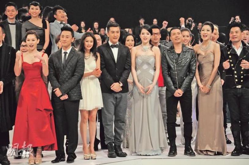無綫安排當紅花旦、小生徐子珊、林峯、岑麗香、馬國明、苟芸慧、謝天華等盛裝出席巡禮大曬冷。(攝影:梁迺楠)黃宗澤與鍾嘉欣、田蕊妮、陳展鵬、陳茵媺等悉心打扮,給客戶好印象。(攝影:梁迺楠)黎耀祥趁巡禮為爭視帝拉票,自言選情告急博支持。(攝影:梁迺楠)梁政珏超Deep V騷「湯碗胸」。(攝影:梁迺楠)高海寧穿金色低胸晚裝勁曬「事業線」見客,成為全場焦點。(攝影:梁迺楠)陳庭欣透視騷胸搏到盡,坦言希望獲廣告客戶睇中讓她吸金。(攝影:梁迺楠)楊怡稍露「事業線」與郭晉安、陳豪向客戶推銷來年劇集。(攝影:梁迺 無綫安排當紅花旦、小生徐子珊、林峯、岑麗香、馬國明、苟芸慧、謝天華等盛裝出席巡禮大曬冷。(攝影:梁迺楠)黃宗澤與鍾嘉欣、田蕊妮、陳展鵬、陳茵媺等悉心打扮,給客戶好印象。(攝影:梁迺楠)黎耀祥趁巡禮為爭視帝拉票,自言選情告急博支持。(攝影:梁迺楠)梁政珏超Deep V騷「湯碗胸」。(攝影:梁迺楠)高海寧穿金色低胸晚裝勁曬「事業線」見客,成為全場焦點。(攝影:梁迺楠)陳庭欣透視騷胸搏到盡,坦言希望獲廣告客戶睇中讓她吸金。(攝影:梁迺楠)楊怡稍露「事業線」與郭晉安、陳豪向客戶推銷來年劇集。(攝影:梁迺