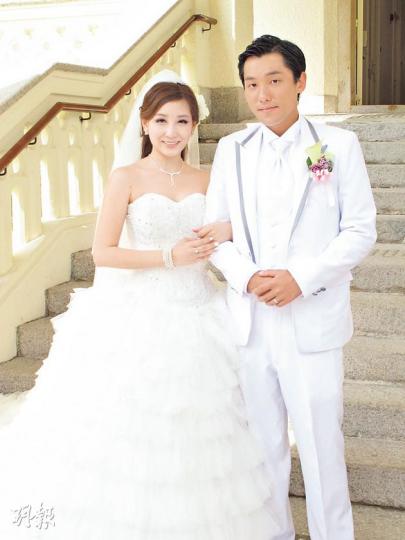 麥雅緻(左)跟演員張頴康(右)在無綫節目巡禮同日結婚,不少藝員抽空檔匆忙到賀。(攝影/記者:楊安莉)姊妹團成員趙碩之(左起)、姜麗文及龔嘉欣爭接花球,趙碩之更俯身露事業線搶鏡。(攝影/記者:楊安莉)龔嘉欣跟緋聞男友許家傑同場合照,嘉欣暗指對方有女友。(攝影/記者:楊安莉) 麥雅緻(左)跟演員張頴康(右)在無綫節目巡禮同日結婚,不少藝員抽空檔匆忙到賀。(攝影/記者:楊安莉)姊妹團成員趙碩之(左起)、姜麗文及龔嘉欣爭接花球,趙碩之更俯身露事業線搶鏡。(攝影/記者:楊安莉)龔嘉欣跟緋聞男友許家傑同場合照,嘉欣暗指對方有女友。(攝影/記者:楊安莉)