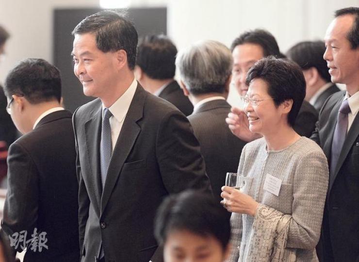 特首梁振英(左)雖然民望低迷,中聯辦副主任李剛和港澳辦主任王光亞昨先後表明中央無意換特首。圖為梁振英昨率領政務司長林鄭月娥等官員出席立法會午宴。(余俊亮攝) 特首梁振英(左)雖然民望低迷,中聯辦副主任李剛和港澳辦主任王光亞昨先後表明中央無意換特首。圖為梁振英昨率領政務司長林鄭月娥等官員出席立法會午宴。(余俊亮攝)
