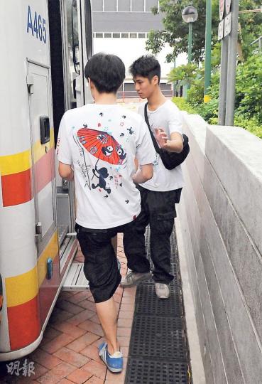 男事主(背向鏡頭者)返回地面後被安排送院檢驗。(蔡方山攝) 男事主(背向鏡頭者)返回地面後被安排送院檢驗。(蔡方山攝)